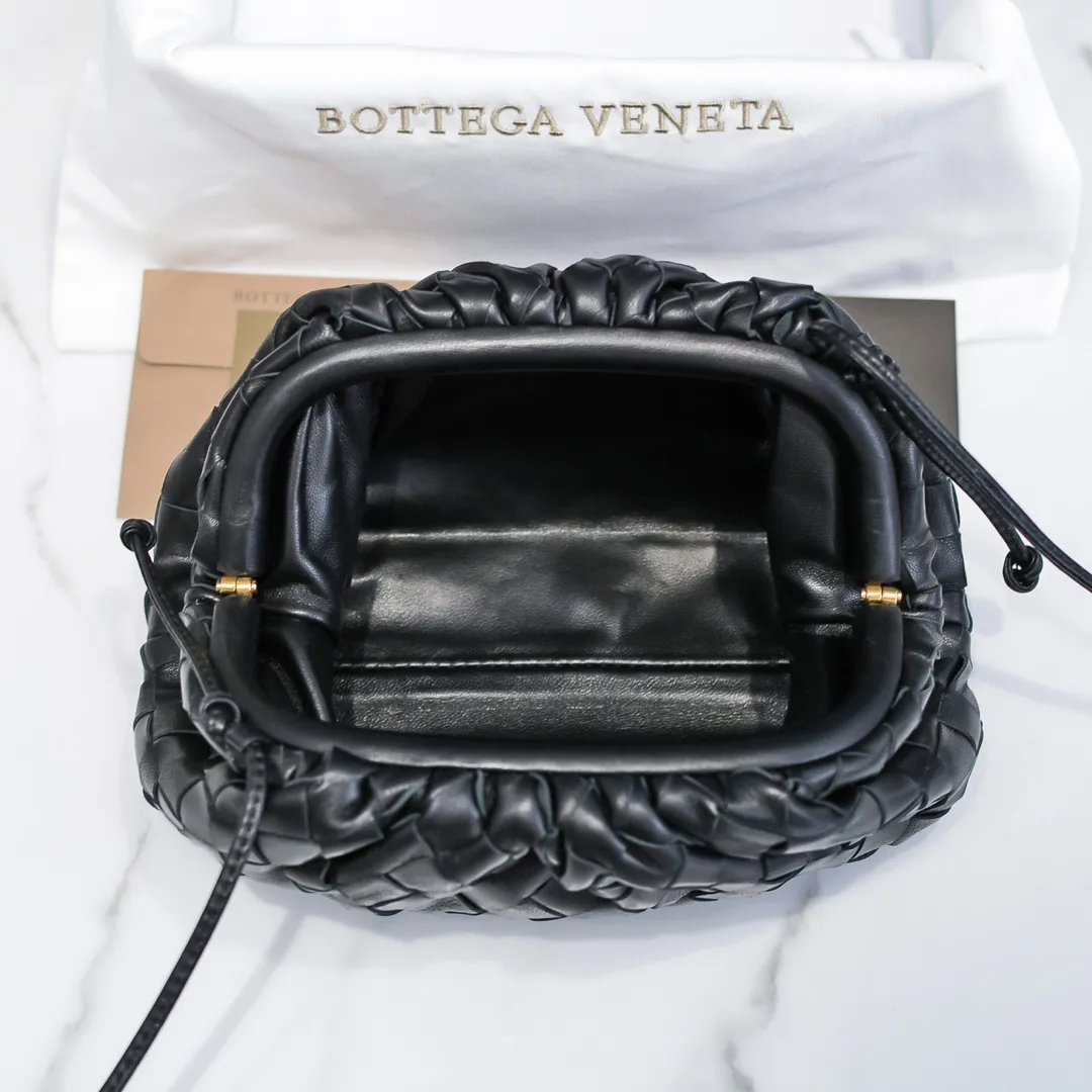 BV cloud bag is in stock, coarse weave, large plaid weave, the pouch cloud bag. Needless to say, this year's most popular bag is not without its reason. The minimalist and slightly wrinkled design is both advanced and a bit lazy. After the new designer came, he directly changed it to a large weave and became super young. It also has a touch of fashion. You must buy it. This year's must-have bag. Size: 22×12×7cm. Real shot ❤️